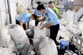 Hà Nội: Tạm giữ hàng nghìn sản phẩm nghi giả mạo nhãn hiệu UNIQLO, TOMMY HILFIGER… tại La Phù