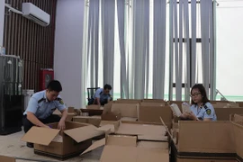 Tạm giữ hơn 10.000 chai nước hoa nghi nhập lậu bán trên tài khoản Tiktok “Phan Thủy Tiên” 