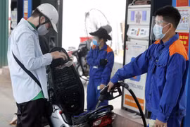 Giá xăng giảm gần 500 đồng/lít