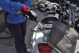 Yêu cầu công khai thông tin xăng dầu và điện