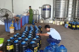 Tiêu hủy gần 7.000 lít rượu có hàm lượng aldehyd không đạt yêu cầu