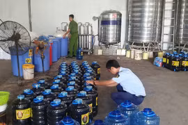 Tiêu hủy gần 7.000 lít rượu có hàm lượng aldehyd không đạt yêu cầu