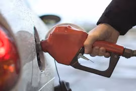 Xăng lại tăng thêm 580 đồng/lít