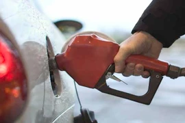 Xăng lại tăng thêm 580 đồng/lít