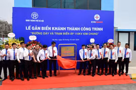 Gắn biển 2 công trình điện chào mừng ngày Giải phóng Thủ đô (10/10/1954-10/10/2024)