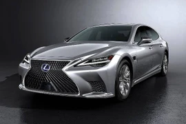 Xe sang Lexus gặp lỗi về đèn 