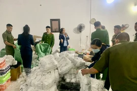 Khởi tố đối tượng sản xuất tất giả nhãn hiệu Nike, Adidas, Uniqlo