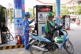 Giá dầu tăng mạnh, xăng giảm nhẹ từ chiều nay