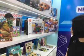 Sách dành cho trẻ em, đồ chơi giả bán tràn lan 