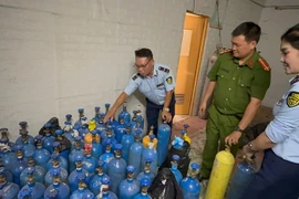 Hà Nội: Phát hiện, tạm giữ hàng trăm bình "khí cười" không rõ nguồn gốc 