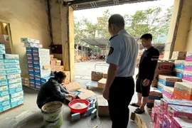 Tiêu hủy hàng trăm sản phẩm dinh dưỡng sữa bột béo và sữa nước nhập lậu