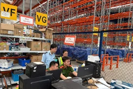 Chuyển hồ sơ vụ việc Công ty Á Châu nghi kinh doanh hàng nhập lậu sang Công an