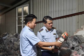 Hà Nội: Bất ngờ phát hiện cơ sở sản xuất tất nghi giả nhãn hiệu UNIQLO, Slazenger