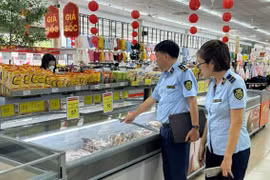 Hà Nội: Người dân hối hả đi chợ sớm, mua hàng phòng bão đổ bộ