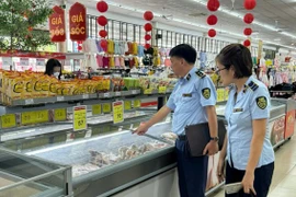 Hà Nội: Người dân hối hả đi chợ sớm, mua hàng phòng bão đổ bộ