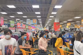 TP HCM và các tỉnh phía Nam: Người mua giảm đáng kể nhưng hàng tiêu dùng vẫn thiếu cục bộ