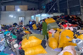 Đang livestream bán áo khoác giá 30.000 đồng/chiếc thì bị kiểm tra