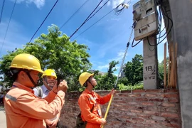 Hóa đơn điện tăng vọt do thu gộp: Đề xuất tách thành 2 lần ghi công tơ không thể thực hiện 