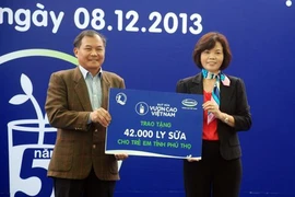 Trao tặng hàng nghìn ly sữa cho trẻ em nghèo