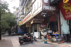 Nhiều cửa hàng thiết yếu chần chừ mở cửa trở lại