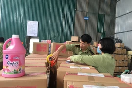 Hà Nội triệt phá cơ sở sản xuất nước giặt giả nhãn hiệu D-nee, Comfort