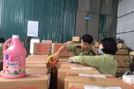 Hà Nội triệt phá cơ sở sản xuất nước giặt giả nhãn hiệu D-nee, Comfort