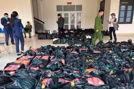 Tạm giữ lô rượu ngoại nghi nhập lậu trong “xe thư báo” trên đường về Hà Nội