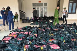 Tạm giữ lô rượu ngoại nghi nhập lậu trong “xe thư báo” trên đường về Hà Nội