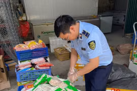 Hà Nội: Phát hiện cơ sở kinh doanh gần 1 tấn xúc xích, lạp xưởng… nghi nhập lậu
