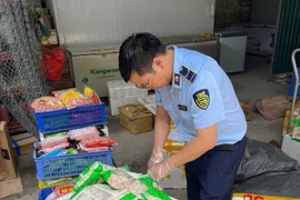 Hà Nội: Phát hiện cơ sở kinh doanh gần 1 tấn xúc xích, lạp xưởng… nghi nhập lậu