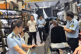 Xử phạt cửa hàng thời trang bán quần áo giả mạo nhãn hiệu trên Facebook