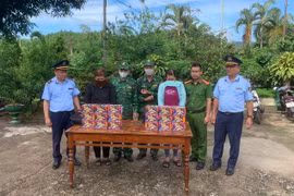 Phát hiện 2 người phụ nữ vận chuyển pháo hoa nổ nghi nhập lậu trong đêm 