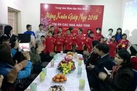 Nguyên Tổng Bí thư Lê Khả Phiêu thăm Trung tâm nhân đạo Hòa Bình