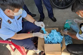 Lợi dụng dịch bệnh, buôn găng tay cao su có dấu hiệu đã qua sử dụng từ Bắc vào Nam 
