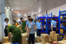 Phát hiện kho hàng “khủng” gồm điện thoại, máy tính bảng, đồng hồ thông minh... nghi nhập lậu