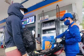 Xăng tăng giá lần thứ 10 kể từ đầu năm, xăng RON95 30.657 đồng/lít