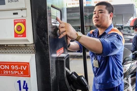 Giá xăng tăng hơn 200 đồng/lít
