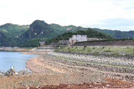 Hồ thủy điện cạn nước, nguy cơ thiếu điện ngày nắng nóng