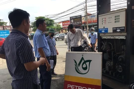 Cây xăng bị tố gian lận bơm “nối số”: Lấy mẫu xăng để kiểm tra chất lượng