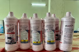 Ngăn chặn gần 1.100 chai nước tẩy bồn cầu giả nhãn hiệu Okay khi đang đi tiêu thụ