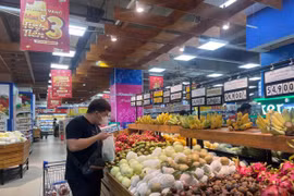 Từ ngày mai (1-7): Tăng lương cơ sở, liệu giá cả có “té nước theo mưa”?