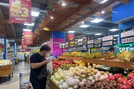 Từ ngày mai (1-7): Tăng lương cơ sở, liệu giá cả có “té nước theo mưa”?