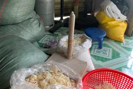 Tạm giữ gần 360 kg bao cao su đã qua sử dụng tại nhà trọ