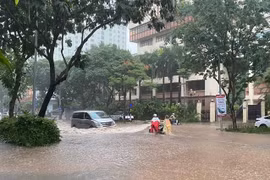 Hà Nội: Nhiều tuyến phố ngập sâu sau trận mưa như trút nước