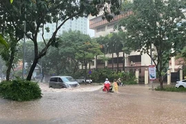 Hà Nội: Nhiều tuyến phố ngập sâu sau trận mưa như trút nước