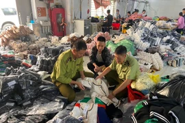 Bắt quả tang cơ sở gia công sản phẩm thời trang gắn mác Chanel, Gucci