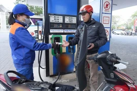 Tạm dứt đà tăng, giá xăng giảm nhẹ từ chiều nay