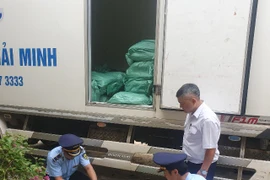 Khám xe tải, tạm giữ 4 tấn chân gà đã thâm đen 