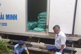 Khám xe tải, tạm giữ 4 tấn chân gà đã thâm đen 