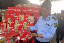 Kiểm tra đầu mối phân phối bánh nội địa Trung Quốc, phát hiện hàng nghìn sản phẩm vi phạm